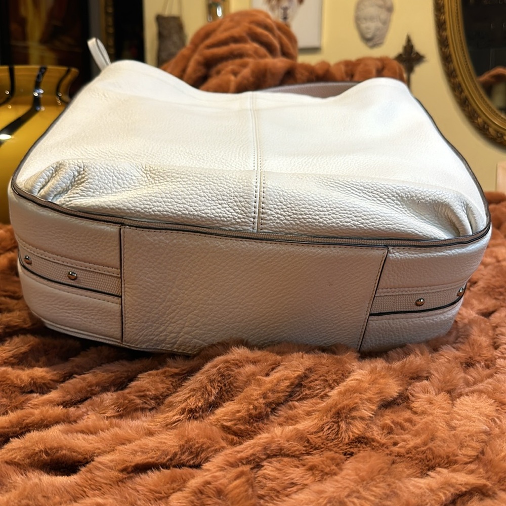 NWOT Coach “ Park Avery” studded Hobo Bag
White pebbled Leather - Picture 5 of 16